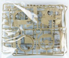Academy 13205 1/35 M2A2 Bradly (Irak) Tankı Demonte Plastik Maketi