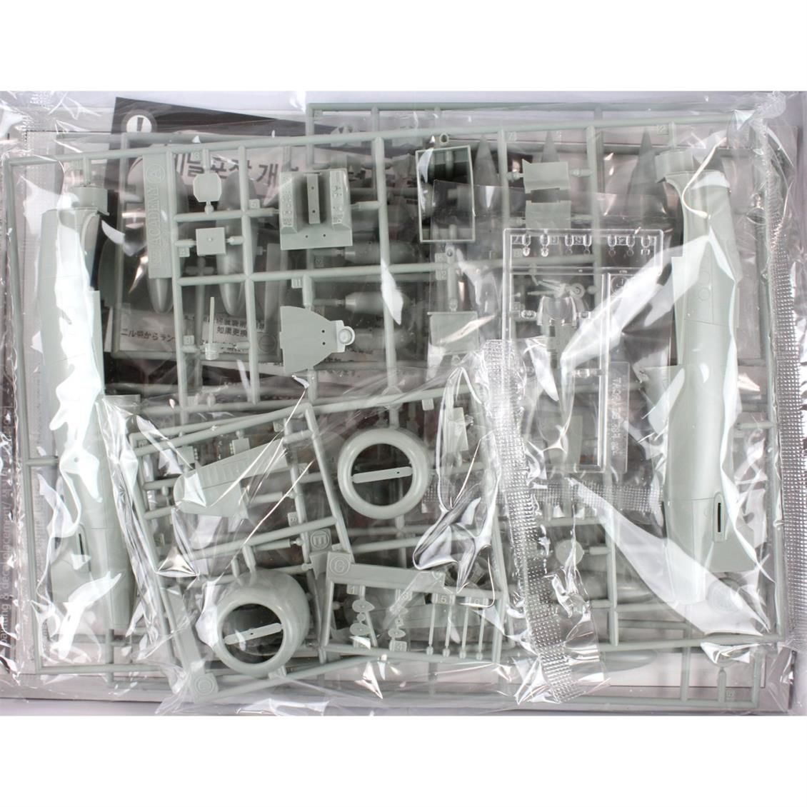 Academy 12313 1/48 F8F-1/2 Bearcat (USS Tarawa) Savaş Uçağı Demonte Plastik Maketi