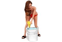 American Diorama AD76264 1/18 Ölçek Araba Yıkayan Bikinili Kız (Cindy) Sergilemeye Hazır Plastik Figürü with water bucket
