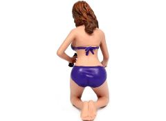 American Diorama AD76265 1/18 Ölçek Araba Yıkayan Bikinili Kız (Alisa) Sergilemeye Hazır Plastik Figürü
