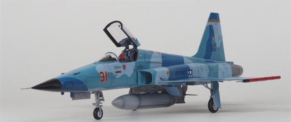 Kitty Hawk 32018 1/32 F-5E (Tiger II) Savaş Uçağı ve 2 Resin Figür Demonte Plastik Maketi