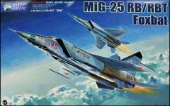Kitty Hawk 80113 1/48 Mig-25 RB/ RBT Savaş Uçağı ve 2 Resin Figür Demonte Plastik Maketi